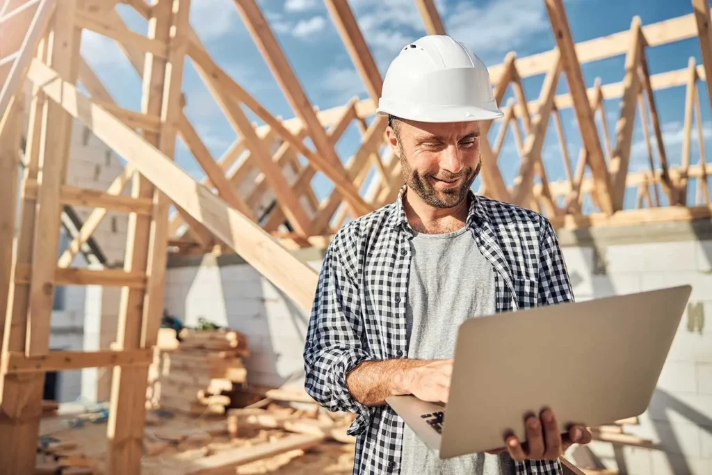 Artisan charpentier couvreur analysant un projet de rénovation de toiture sur un chantier à La Garde dans le Var